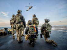 Militares españoles esperando la extracción en cubierta de barco