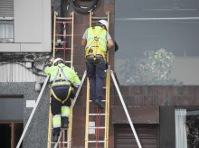 Dos trabajadores en Gijón.