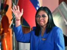 Delcy Rodríguez celebra mano en alto la aprobación de la ley de Amnistía