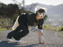 Joven que se identifica como un lobo