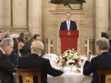 Mesa presidida por los Reyes con Pedro Sánchez y Alberto Núñez Feijóo