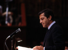 ADOLFO SUAREZ GONZALEZ
POLITICO ESPAÑOL. CEBREROS 1932-2014
PRESIDENTE DEL GOBIERNO DE ESPAÑA AÑOS 1976 AL 1981
EN LA TRIBUNA DEL CONGRESO DE LOS DIPUTADOS AÑO 1986