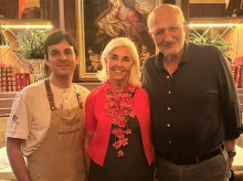 Imagen de Juan Roig y Hortensia Herrero junto al responsable de Santa Rita difundida por el restaurante