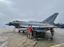 Personal de la sección de municionamiento realizando trabajos en el Eurofighter