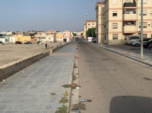 Una calle del barrio almeriense de El Puche, en una imagen de archivo

El Ayuntamiento de Almería, a través de un dispositivo desplegado por el área de Seguridad y Movilidad y Policía Local, en coordinación con Policía Nacional, ha impedido el ejercicio de venta ilegal en el barrio de El Puche, actividad que ha suscitado múltiples quejas por parte de los ciudadanos y que se viene concentrando, generalmente los domingos, en los entornos de la Avenida Antonio Mairena y Pasaje Soñada.

POLITICA ANDALUCÍA ESPAÑA EUROPA ALMERÍA SOCIEDAD
AYUNTAMIENTO DE ALMERÍA