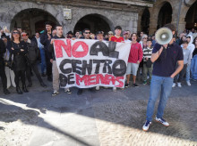 Manifestantes portan pancarta con lema 'No al centro de menas'