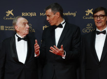 Pedro Sánchez conversa con el presidente de la Academia de Cine Fernando Méndez-Leite. A su izquierda, Salvador Illa