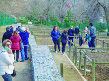Vecinos de Alcobendas en los huertos de una de las parcelas sorteadas