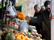 Personas comprando en una frutería.