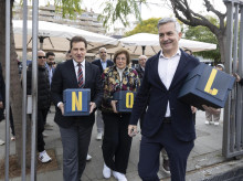 El aspirante a la presidencia del FC Barcelona Víctor Font (d), entrega las firmas para ser candidato oficial