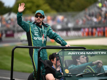 Fernando Alonso, en la vuelta de honor al circuito de Albert Park