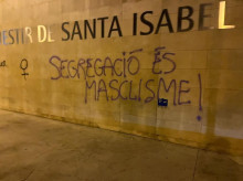 Pintadas en los muros del colegio Real Monasterio de Santa Isabel