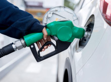 Una persona echando gasolina en su coche