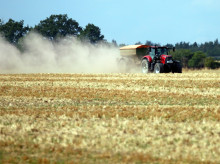 Un agricultor aplica fertilizantes con el tractor