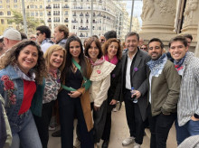 Imagen de Sarah Santaolalla y Javier Ruiz junto con cargos socialistas como Pilar Bernabé y Diana Morant en el balcón del Ayuntamiento de Valencia.
