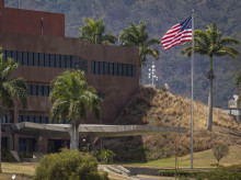 Fotografía de la bandera de Estados Unidos izada en la sede diplomática este sábado, en Caracas (Venezuela)
