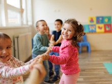 Unos niños se divierten durante unos juegos