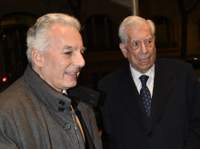 Mario Vargas Llosa con su hijo  Álvaro Vargas Llosa  en Madrid  en  2023