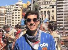 Imagen de Borja Sanjuán posando con la camiseta de la Reública Democrática Alemana en el balcón del Ayuntamiento de Valencia