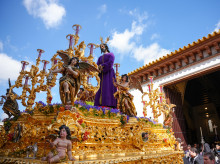 El Cautivo de Santa Genoveva sale de su templo bajo un cielo azul en Sevilla (archivo)