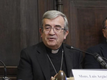 El presidente de la Conferencia Episcolpal, Luis Argüello, durante la inauguración del XX encuentro Ítalo-Español de derecho constitucional de la Uva sobre la controversia de Valladolid en el que participan más de 80 juristas que analizan las "nuevas esclavitudes" derivadas de la globalización, las dependencias y la mercantilización del cuerpo humano