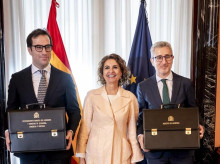 El vicepresidente primero y ministro de Economía, Comercio y Empresa, Carlos Cuerpo (i), la secretaria general del PSOE-A y candidata a la Presidencia de la Junta de Andalucía, María Jesús Montero (c), y el ministro de Hacienda, Arcadi España (d)