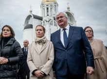 el Ministro de Asuntos Exteriores de Ucrania, Andrii Sybiha (segundo por la derecha), y la Alta Representante de la UE y Vicepresidenta de Asuntos Exteriores y Política de Seguridad, Kaja Kallas (centro), asisten a una ceremonia en un monumento conmemorativo en Bucha, al noroeste de Kiev,