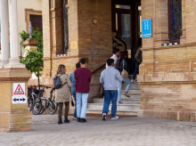 Turistas accede a un céntrico hotel de cinco estrellas en Sevilla.