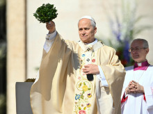 León XIV bendice a la multitud durante la misa de Pascua