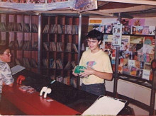 Fuentes Guerra con teléfonos de escucha en la calle Cruz Conde