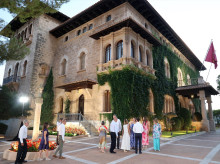 Los Reyes Don Felipe y Doña Letizia, la Princesa Leonor, la Infanta Sofía y la Reina Doña Sofía durante la recepción a las autoridades y una representación de la sociedad balear en el Palacio de Marivent, a 4 de agosto de 2025, en Palma de Mallorca (Islas Baleares, España)

Raúl Terrel / Europa Press
RECEPCIÓN;CASA REAL;GENTE
04/8/2025