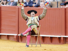 Morante de la Puebla ya puso en una ocasión banderillas partiendo desde una silla, pero no muchos aficionados en España le habían visto así antes