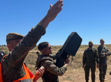 El Ejército ensaya en Viator (Almería) un sistema portátil para la inhibición de drones