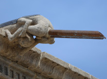 Gárgola con el tubo en el Hostal de los Reyes Católicos
