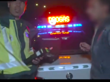 El agente durante la prueba de alcoholemia