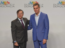 El presidente de Colombia, Gustavo Petro (i), y el presidente del Gobierno, Pedro Sánchez (d), durante la IV Reunión en Defensa de la Democracia, a 18 de abril de 2026, en Barcelona, Catalunya (España). Se trata de uno de los tres grandes eventos progresistas del fin de semana, junto a la cumbre España-Brasil y el encuentro de la Global Progressive Mobilisation. El encuentro busca articular un frente de líderes progresistas en defensa de la democracia frente al auge de fuerzas conservadoras y de extrema derecha.

Alberto Paredes / Europa Press
18/4/2026