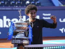 Arthur Fils posa con el trofeo de campeón del Conde de Godó