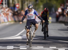 Red Bull - BORA - hansgrohe team's Belgian rider Remco Evenepoel  celebrates as he cycles to the finish line to win the 2026 Amstel Gold Race in Valkenburg on April 19, 2026. (Photo by Vincent JANNINK / ANP / AFP) / Netherlands OUT