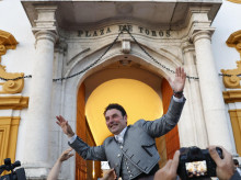 Andy Cartagena, a hombros por la Puerta del Príncipe de La Maestranza, este domingo