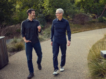 El próximo consejero delegado de Apple, John Ternus, pasea por la sede de Apple con Tim Cook.
