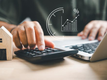 Un joven calculando la subida de una hipoteca