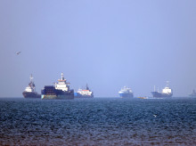 Buques anclados en el estrecho de Ormuz, frente a Bandar Abbas, en el sur de Irán