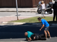 Momento en el que testigos del intento de robo retienen al joven marroquí en Alicante