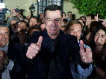 El candidato del PP andaluz a la reelección, Juanma Moreno, celebra los resultados electorales