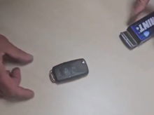 El agente muestra la llave en cuestión