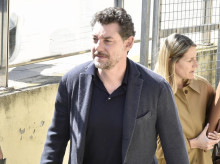 Jonathan Andic, el hijo del fundador de Mango, a su salida del Juzgado de Instrucción 5 de Martorell al hacer efectivo el pago de un millón de euros de fianza, a 19 de mayo de 2026, en Martorell, Barcelona, Catalunya (España). Los Mossos d'Esquadra han detenido a Jonathan Andic, el hijo del fundador de Mango, Isak Andic, por la muerte de su padre el 14 de diciembre de 2024 tras caer por un barranco en las Cuevas del Salnitre en Collbató (Barcelona). Jonathan Andic, que era el único acompañante el día de la muerte de su padre, está siendo investigado por el Juzgado de Instrucción 5 de Martorell (Barcelona).

David Oller / Europa Press
19/5/2026