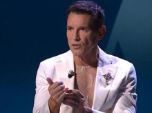 Jesús Vázquez, con una pulsera de la bandera de España