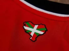 Imagen de la nueva camiseta del Athletic Club con el mapa de Euskal Herria y la ikurriña