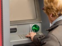 Mujer sacando dinero de un cajero automático