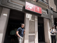 Un agente de la UCO sale de la sede del PSOE de la calle Ferraz, a 20 de junio de 2025, en Madrid (España)
